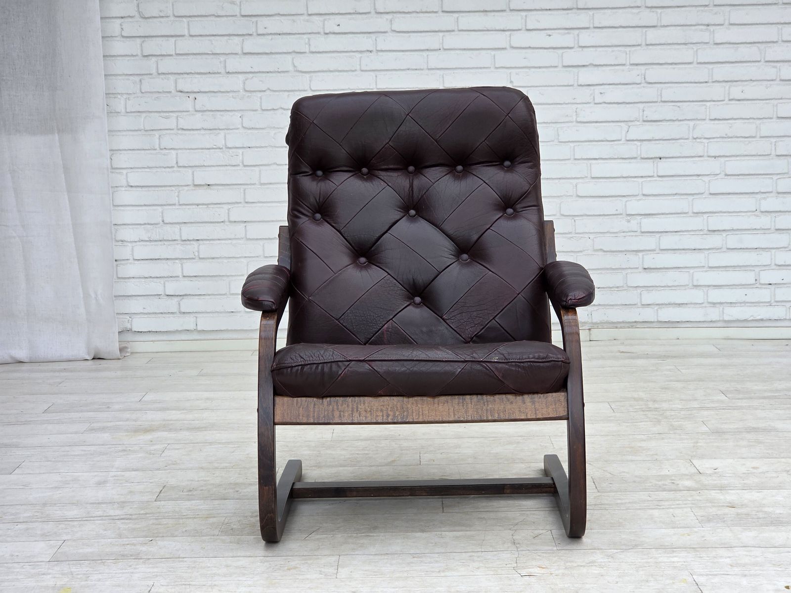 Ca. jaren 1970, Scandinavische fauteuil, bruin meubelleer, gebogen hout. photo vintage