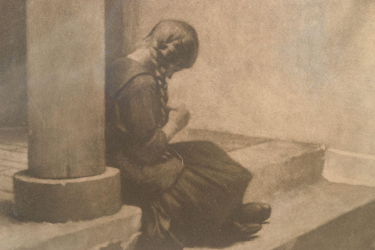 Peter Ilsted. « Girl by Column ». Manière noire sur papier. Début du XXe siècle. photo for sale