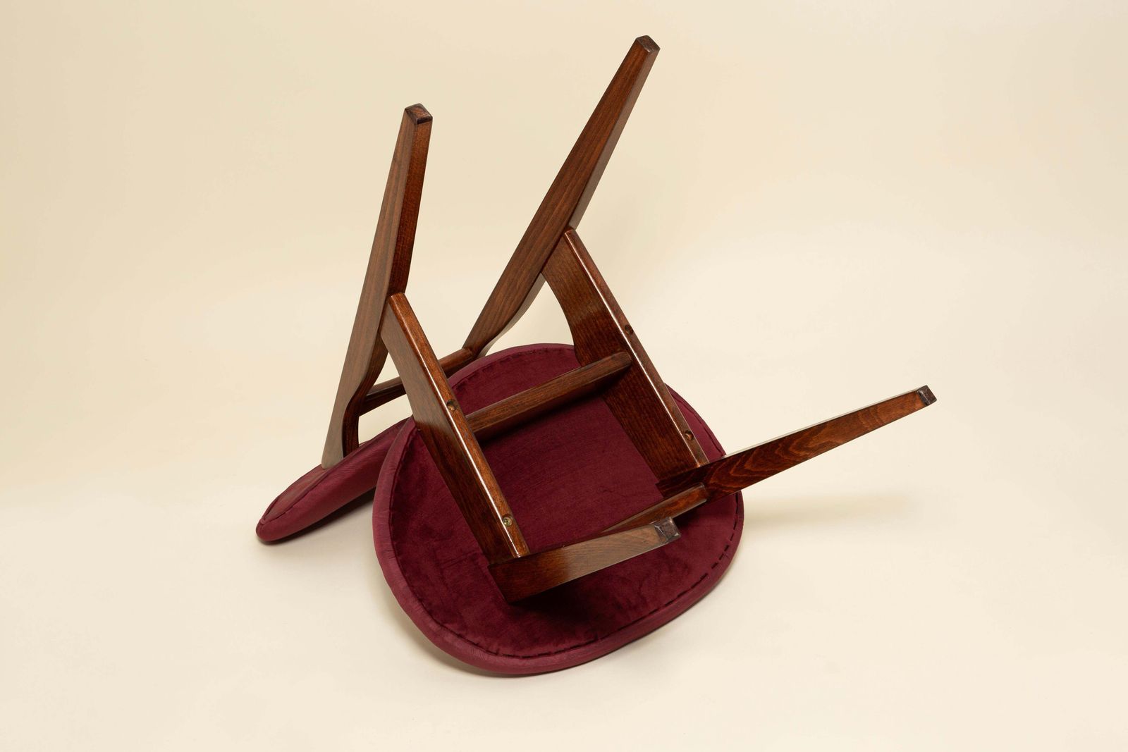 photo vinterior Mid-Century fauteuil, Fr Bordeaux Moiré, Dedar, door J. Kedziorek, jaren 1960