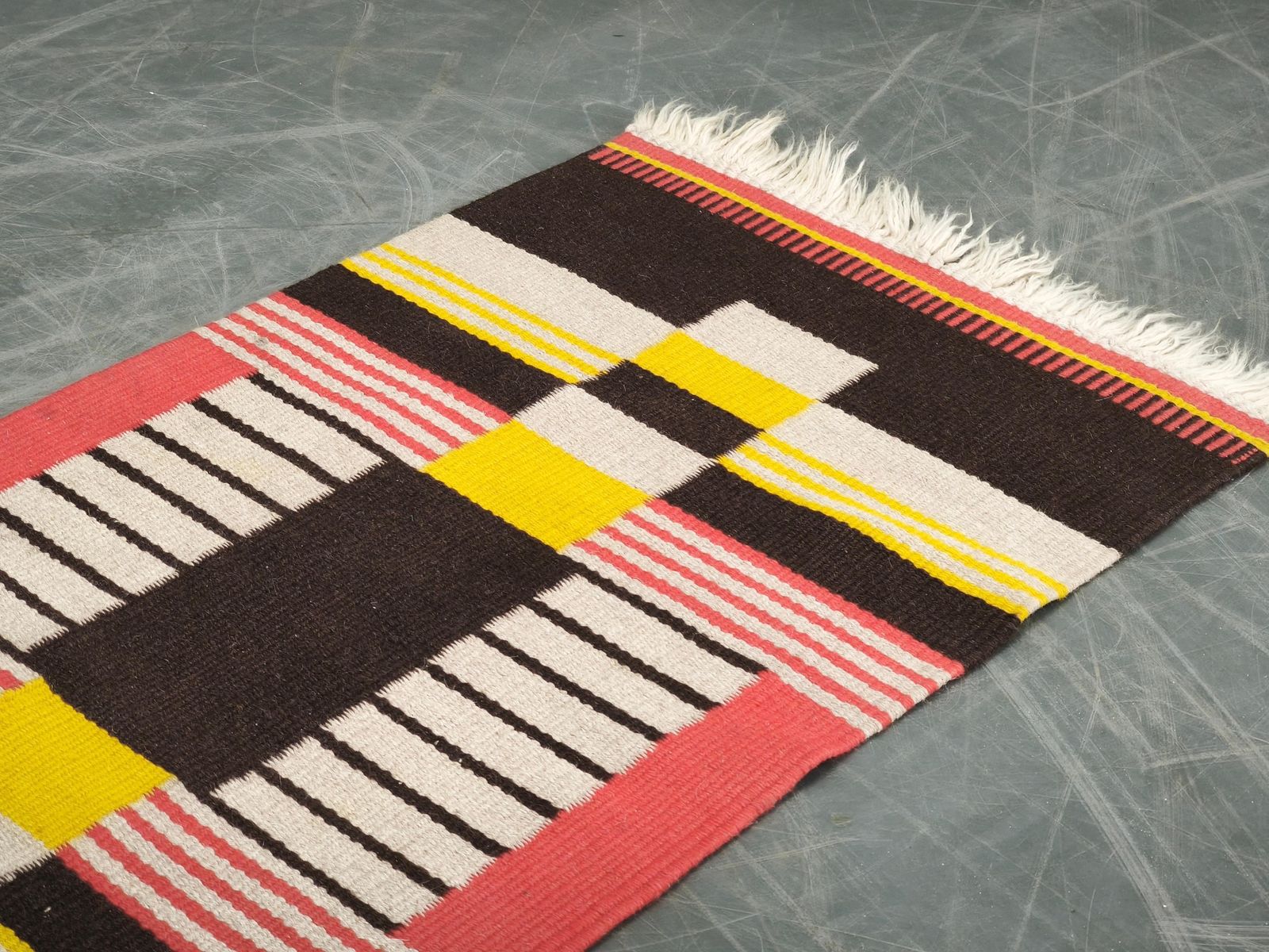1950s Czech Geometric Wool Kilim Rug In Pink Black And Yellow. photo vinterior