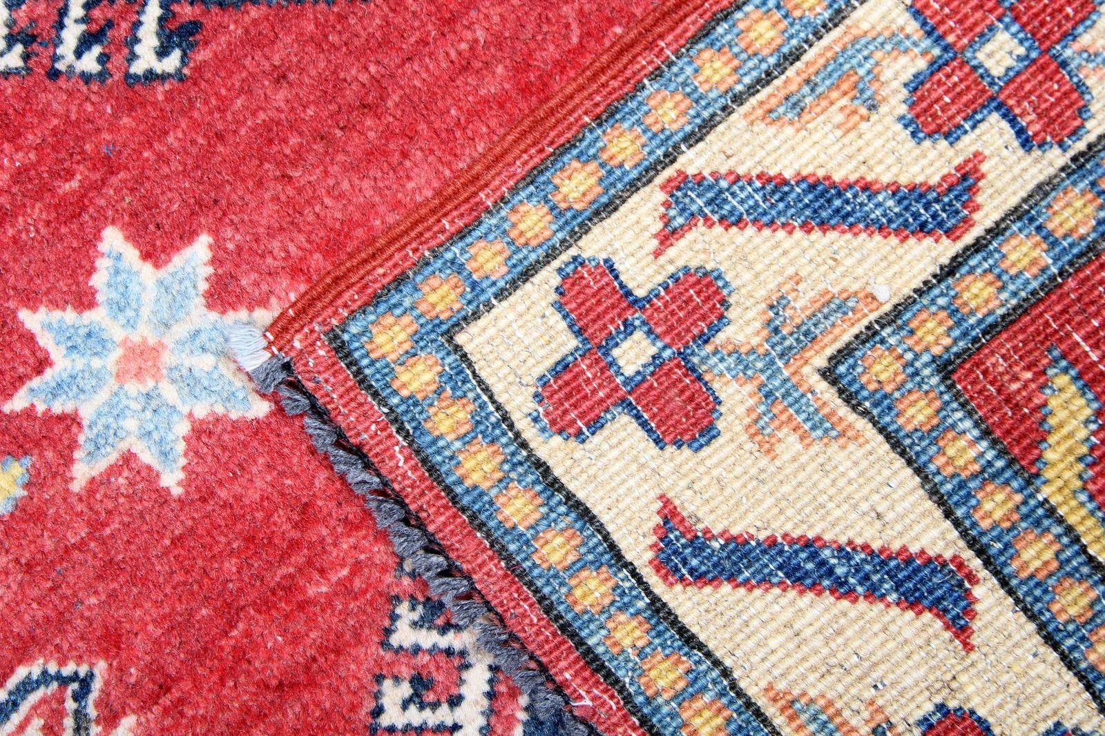 Kleine oosterse tapijten, rode geometrische tapijten, handgemaakt vloerkleed te koop. photo Textiel