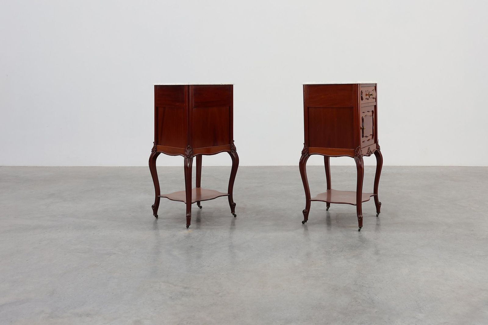 Walnut Louis XV Nightstands With Carrara Marble Tops, France, 1900, Set Of 2 photo vinterior