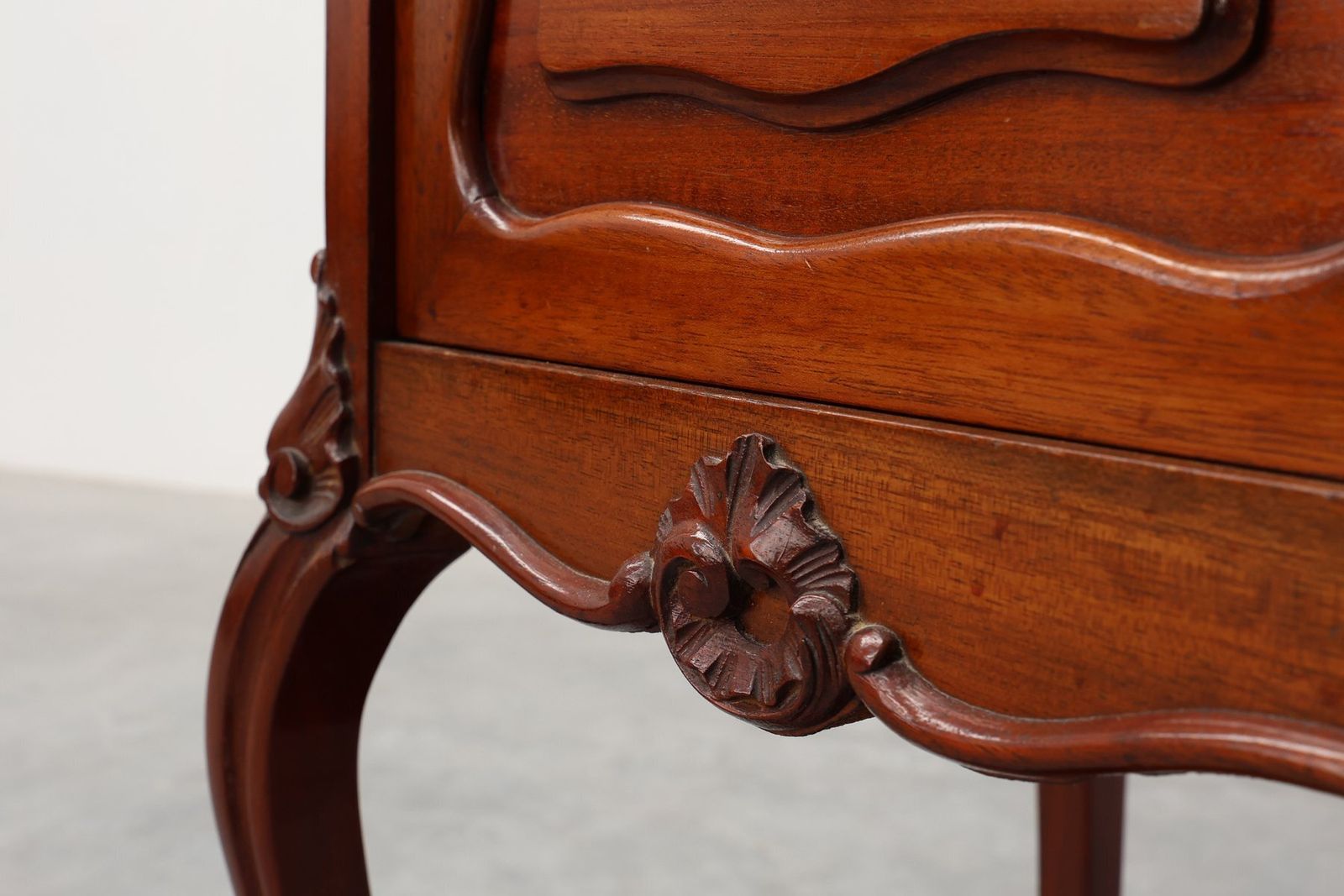 photo vinterior Walnut Louis XV Nightstands With Carrara Marble Tops, France, 1900, Set Of 2