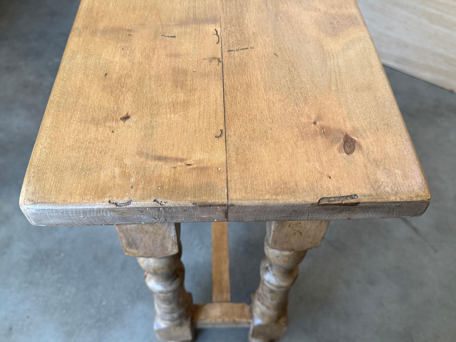 2831.0 Console d'époque espagnole en bois de noyer clair sculpté, à trois tiroirs photo
