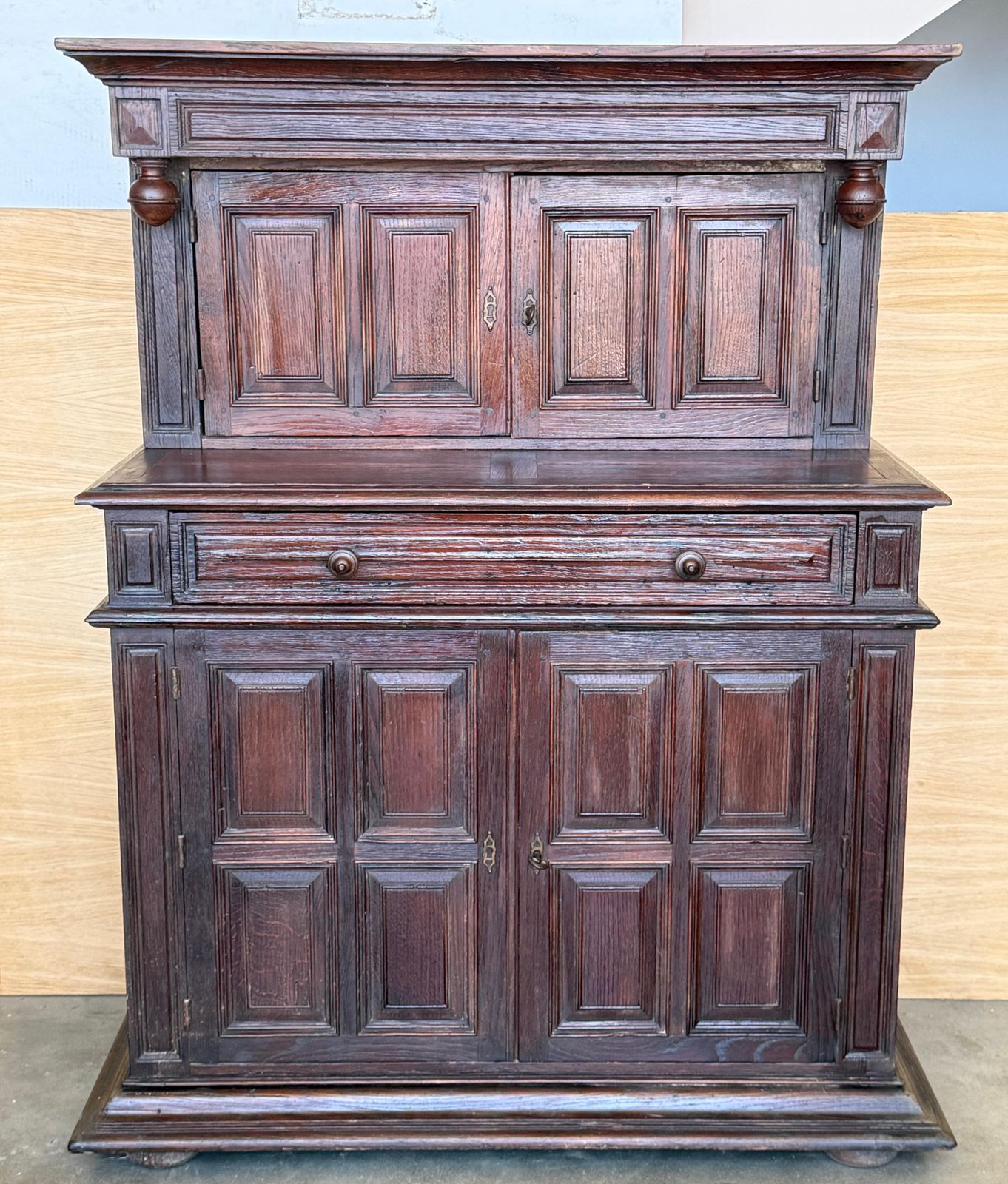 Buffet espagnol en chêne massif avec vitrine haute photo furniture
