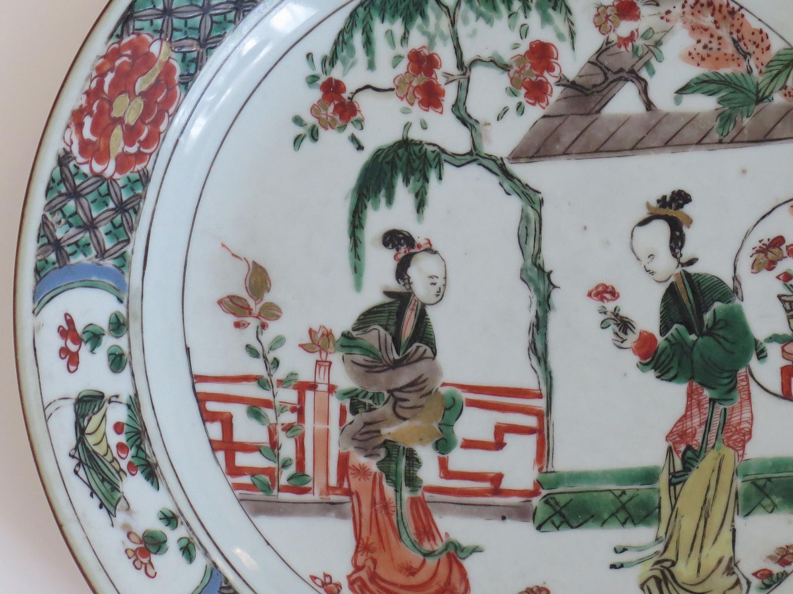 Chinees Famille Verte bord, handgeschilderd porselein, Kangxi-periode, ca. 1690 photo vinterior