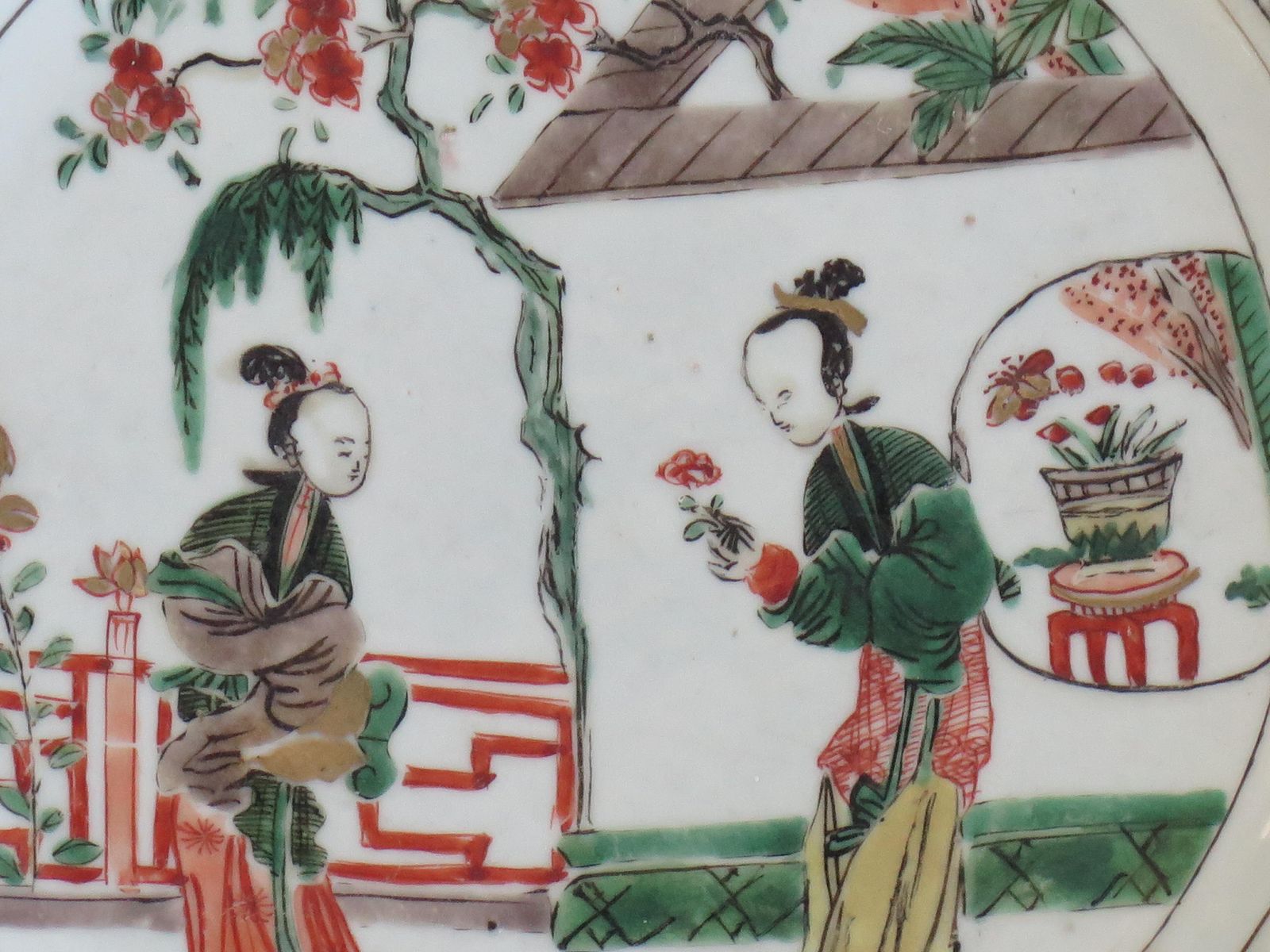 photo furniture Chinees Famille Verte bord, handgeschilderd porselein, Kangxi-periode, ca. 1690