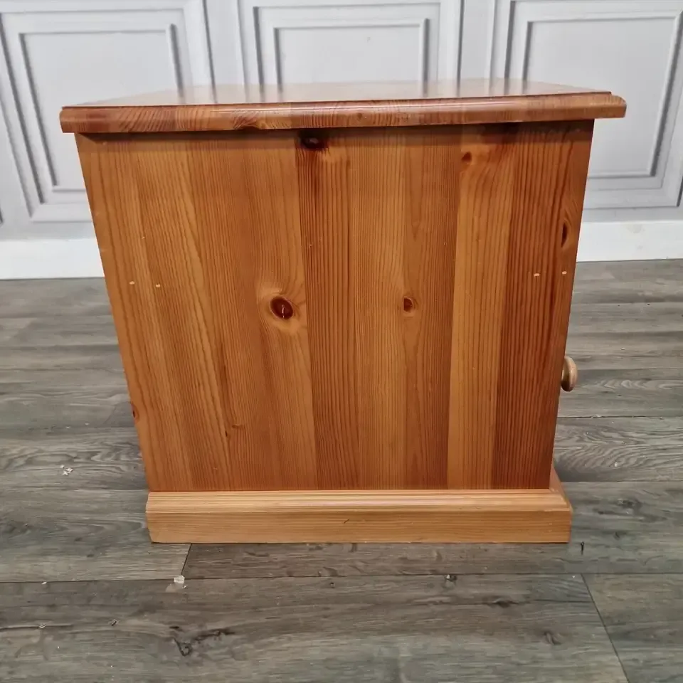 photo vinterior Vintage Pine Bedside Cabinet  Small Wooden Nightstand With Drawer And Cupboard