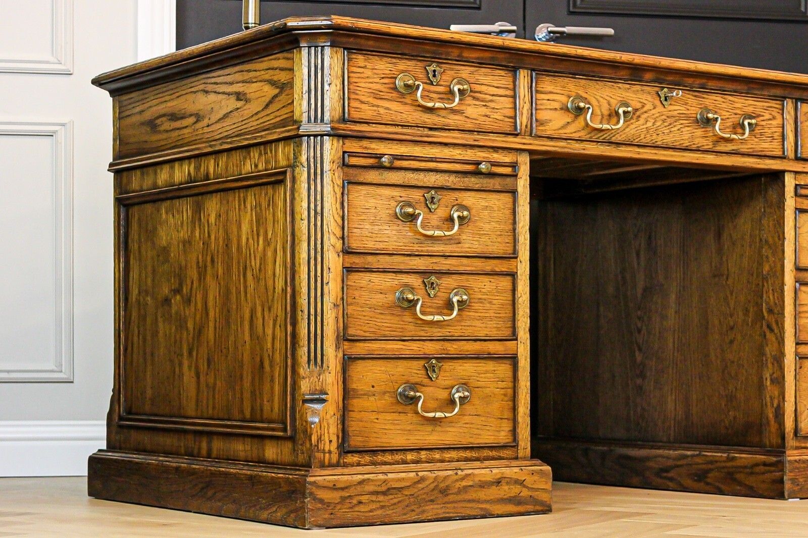 1295.0 Large Antique Style Solid Oak Twin Pedestal Partners Leather Top Writing Desk photo