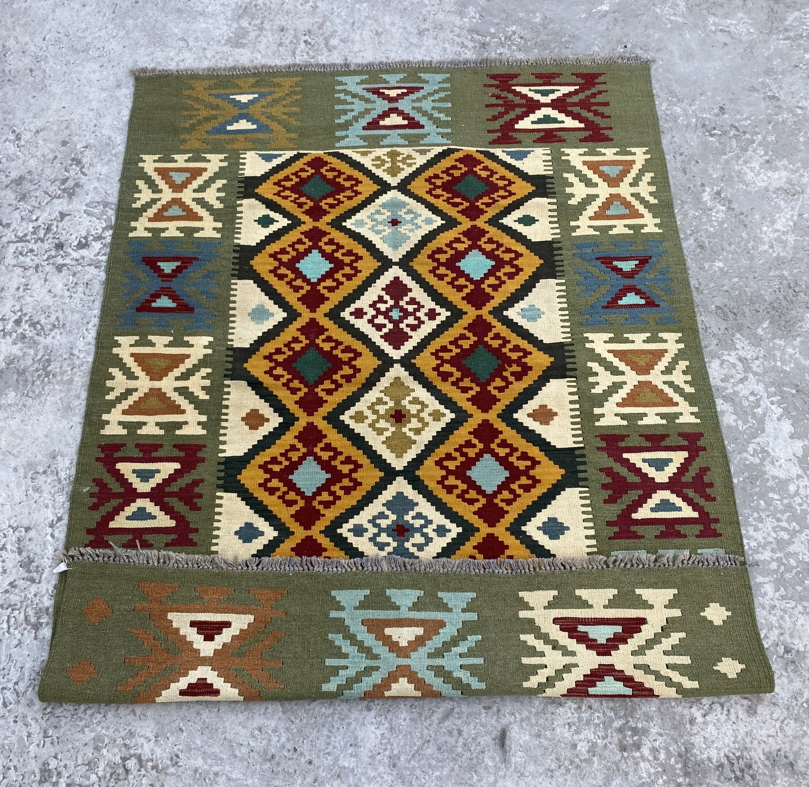 Kleurrijk handgeweven tribal flatweave kilimkleed met Southwestern-motieven photo furniture