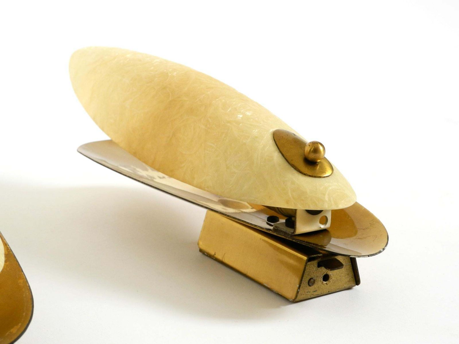 Een paar mid-century modern messing wandlampen met fiberglass kappen photo vintage
