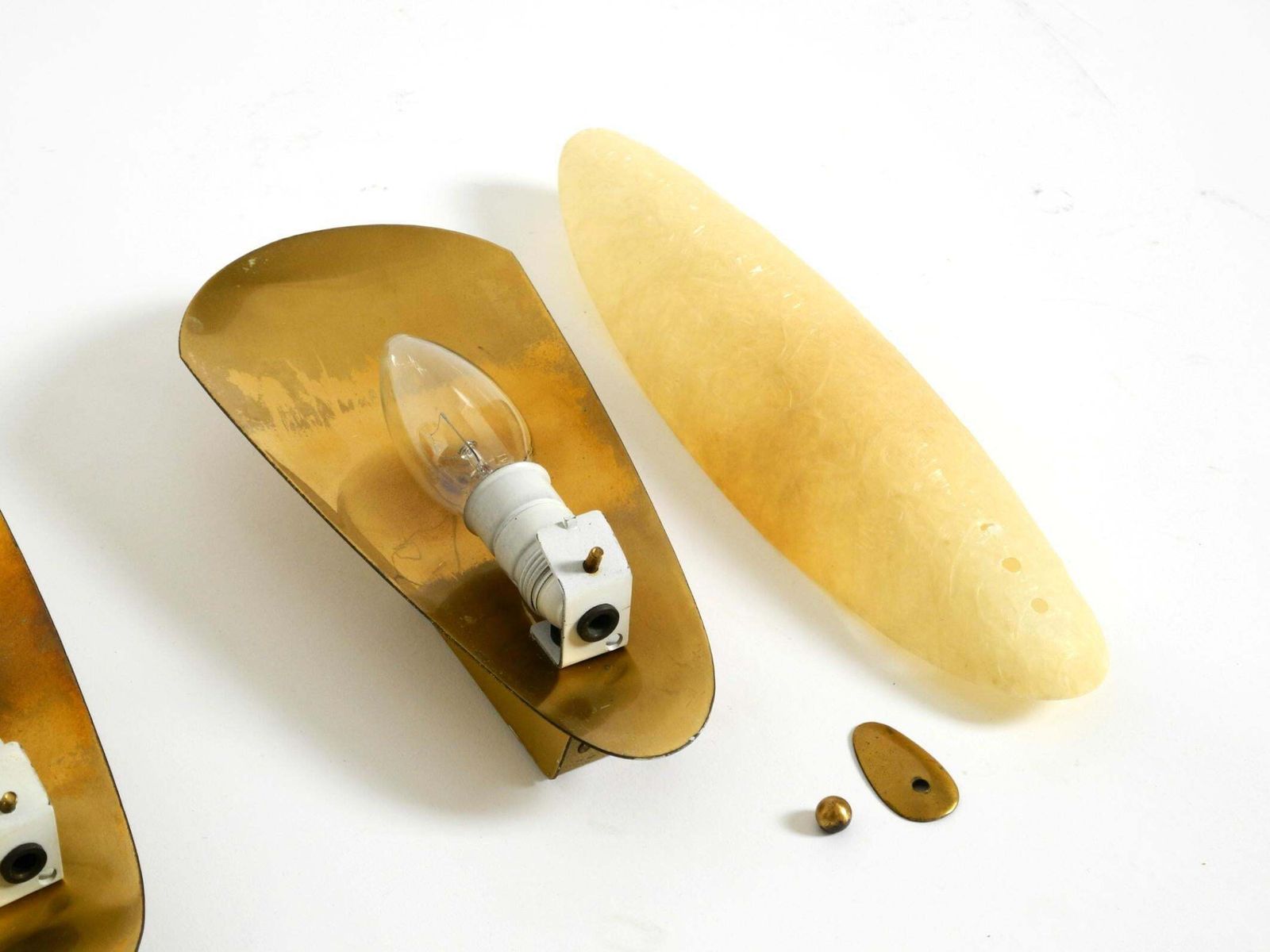 photo vintage Een paar mid-century modern messing wandlampen met fiberglass kappen