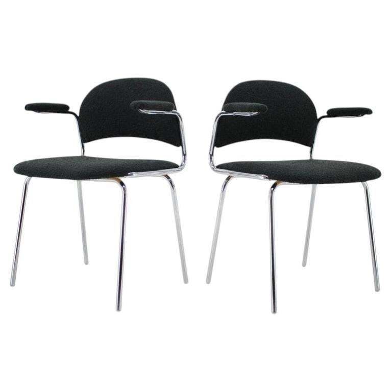 Paire de fauteuils en acier tubulaire chromé et bouclé sombre, Tchécoslovaquie, années 1970.