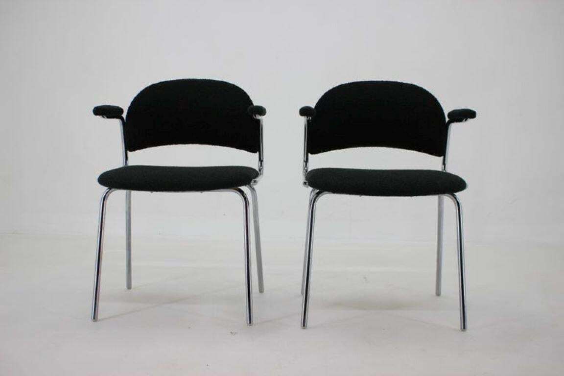 Paire de fauteuils en acier tubulaire chromé et bouclé sombre, Tchécoslovaquie, années 1970. photo for sale