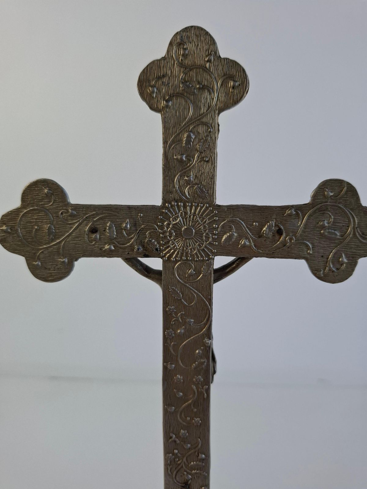 Woonaccessoires Antiek Tsjechoslowaaks neogotisch tafelkruis in gietijzer, ca. 1900 photo