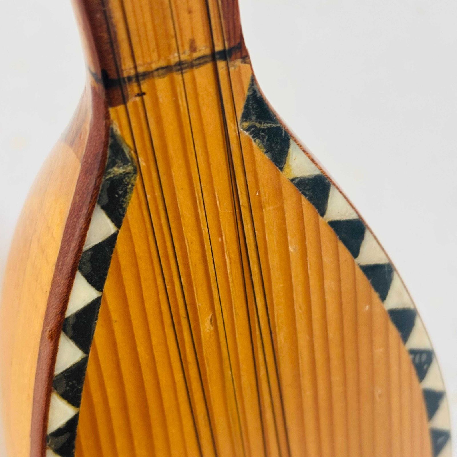 photo furniture Mid-Century Collectible Turkse Cura Saz, Handgesneden, Met Geometrische Inleg, Decoratief Object, Restauratie Vereist.