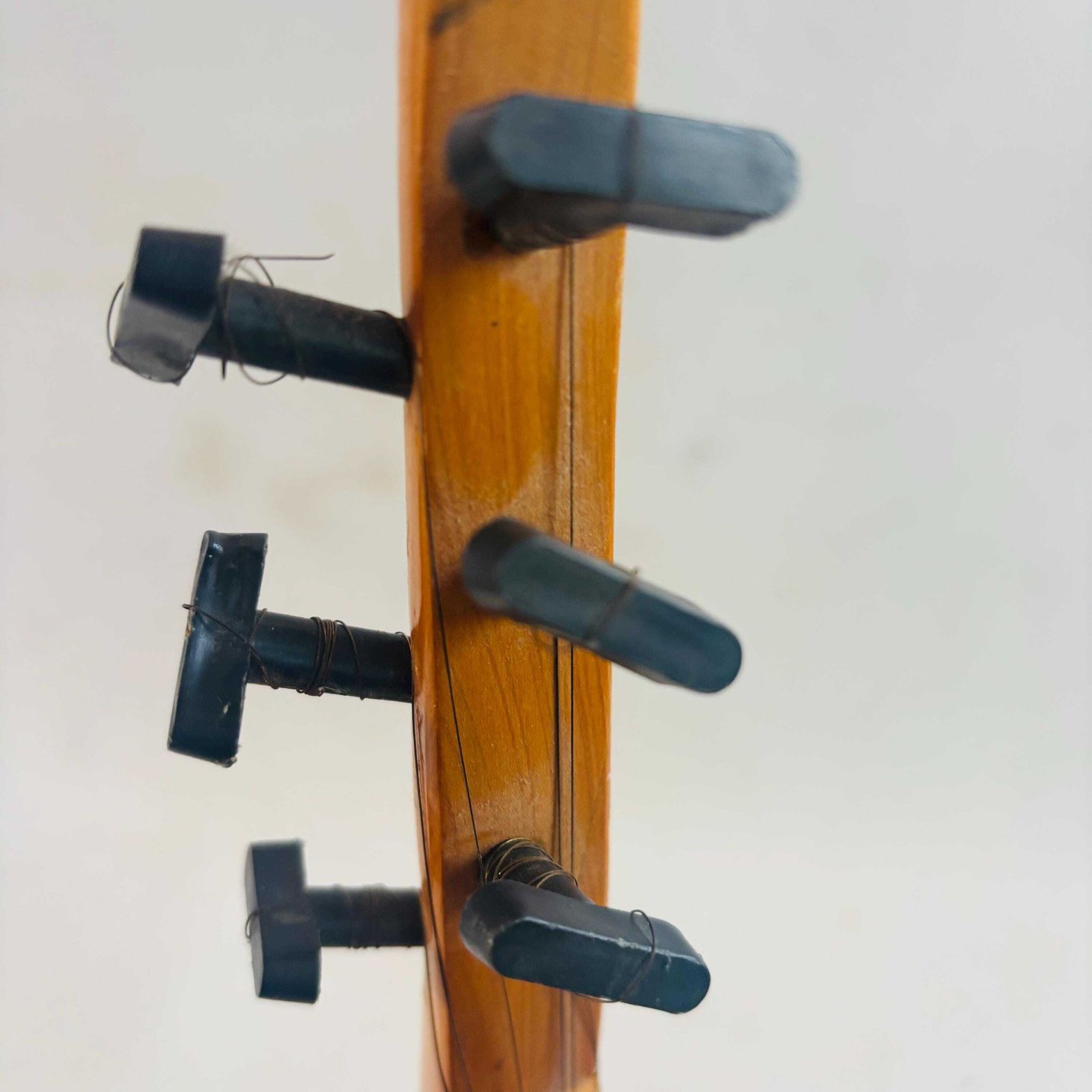 photo vinterior Mid-Century Collectible Turkse Cura Saz, Handgesneden, Met Geometrische Inleg, Decoratief Object, Restauratie Vereist.