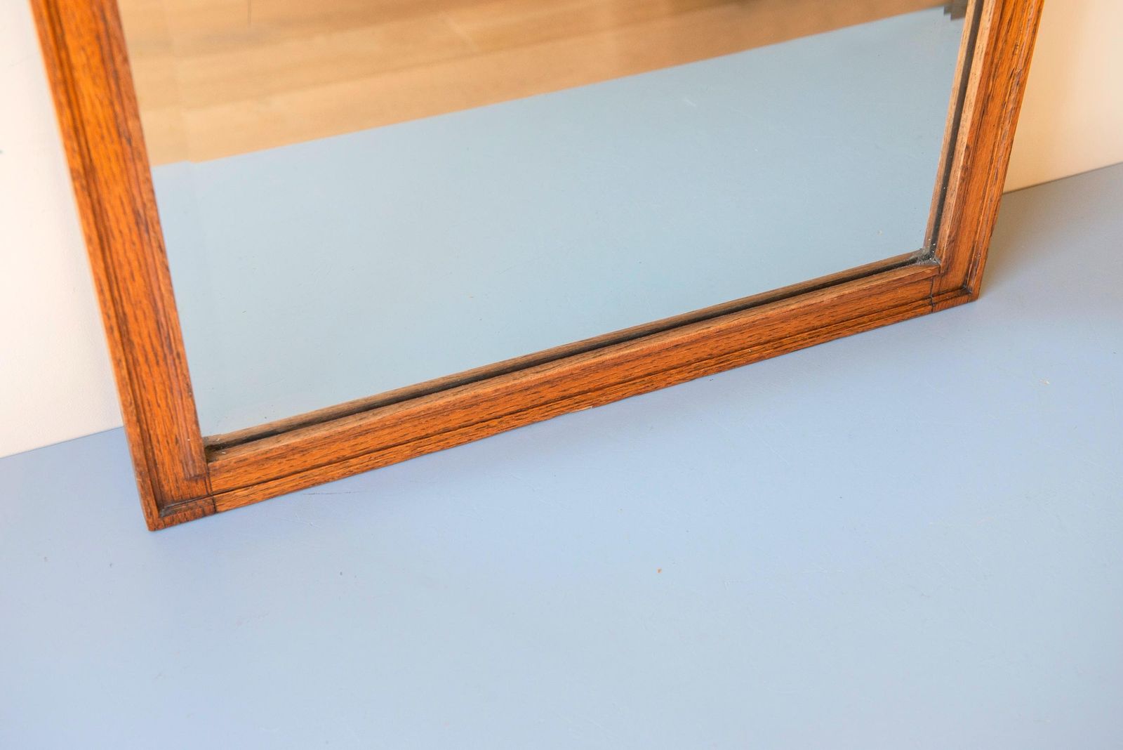 photo furniture Antieke Gewelfde Eiken Wandspiegel – Nederlandse Art Deco Spiegel Met Houtsnijwerk – Jaren 1920