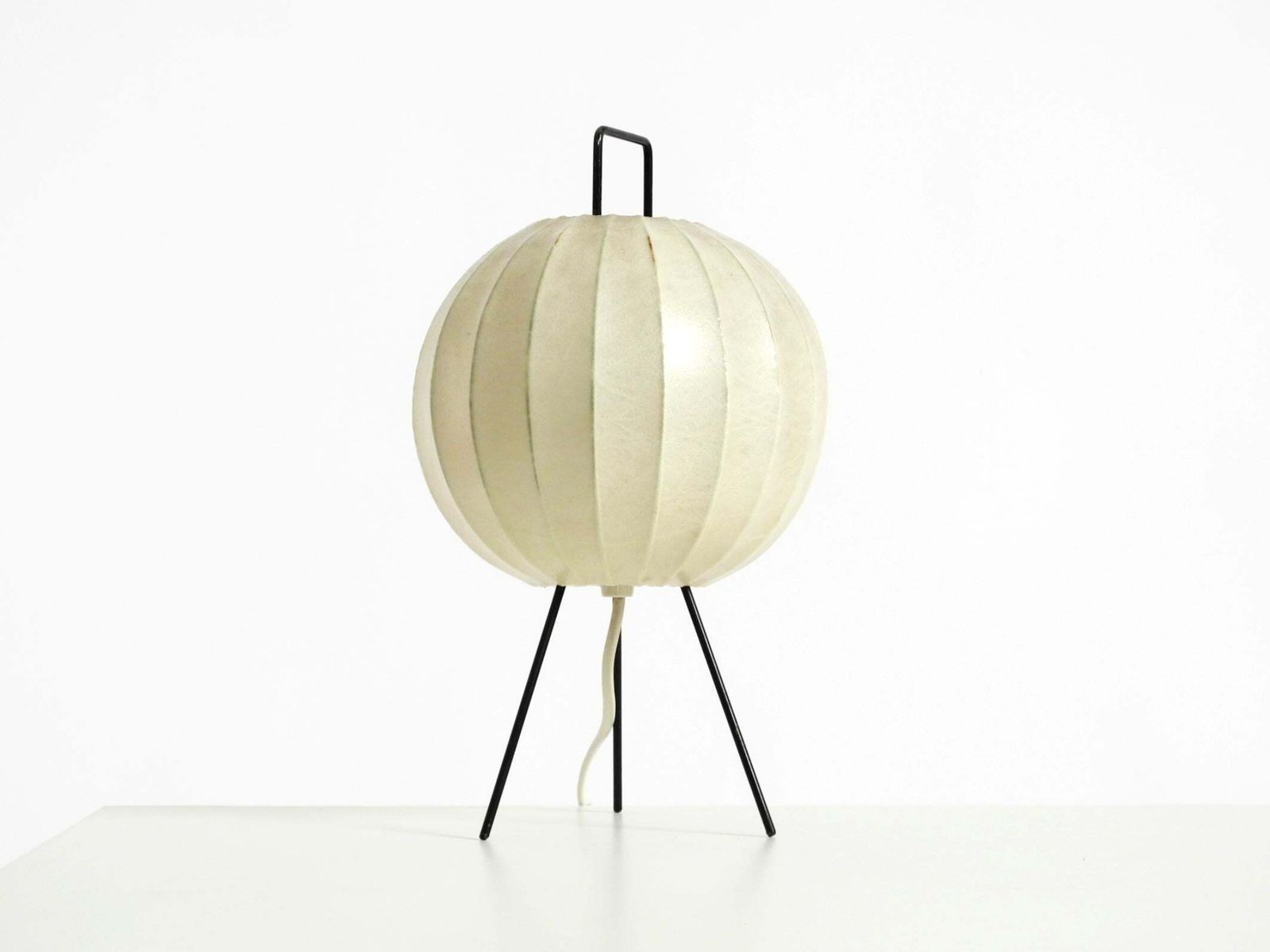 Zeldzame Mid-Century Modern driepoot cocoonlamp (tafellamp) photo Verlichting