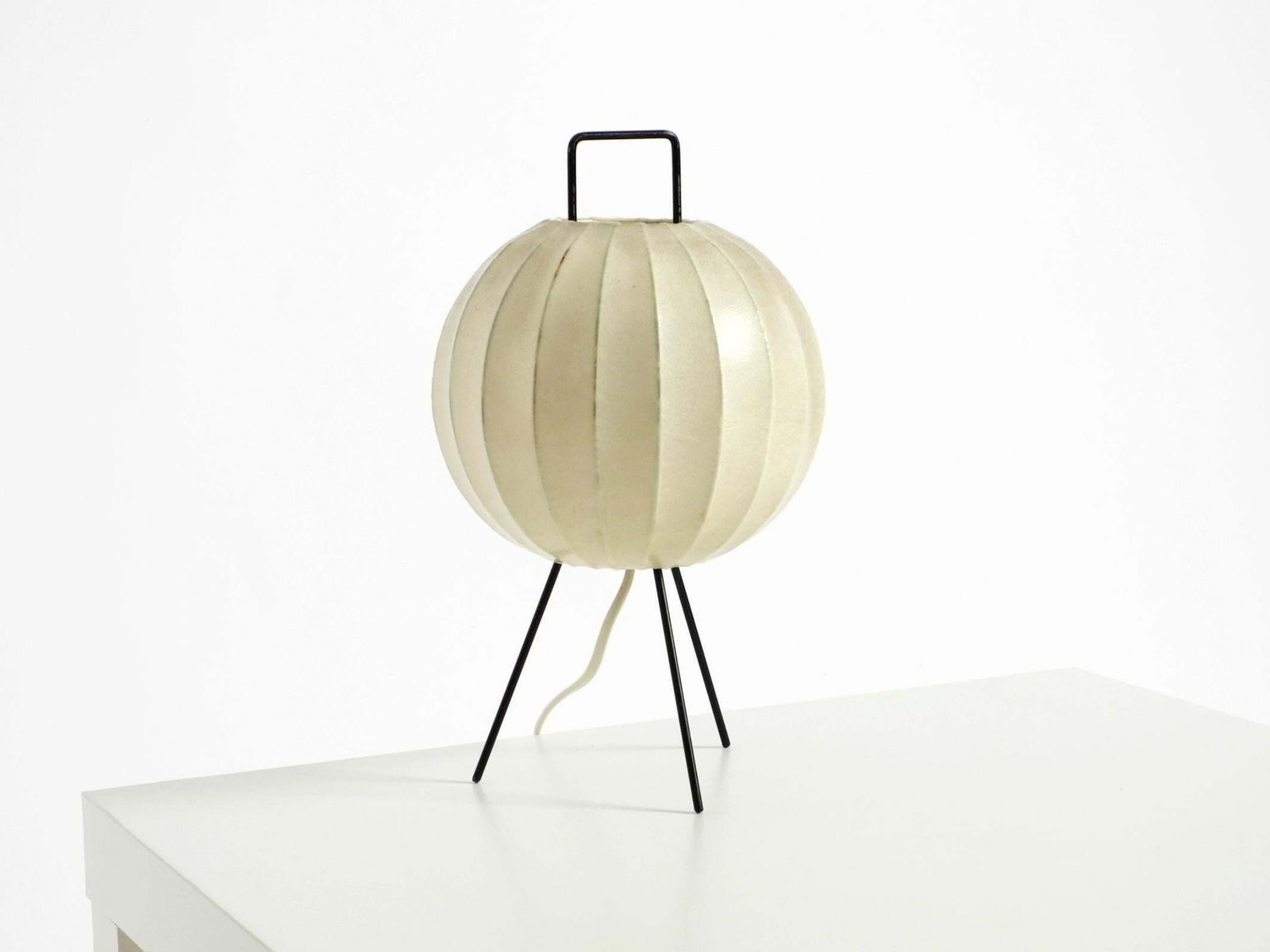 Very Rare And Beautiful Mid Century Modern Tripod Cocoon Table Lamp photo vinterior