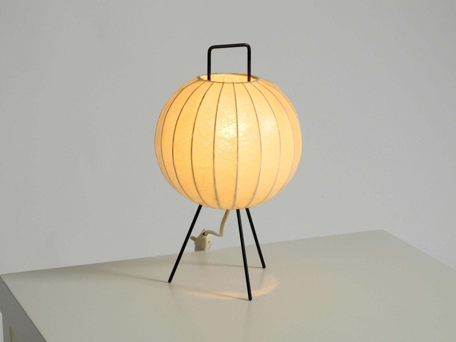 1033.0 Zeldzame Mid-Century Modern driepoot cocoonlamp (tafellamp) photo
