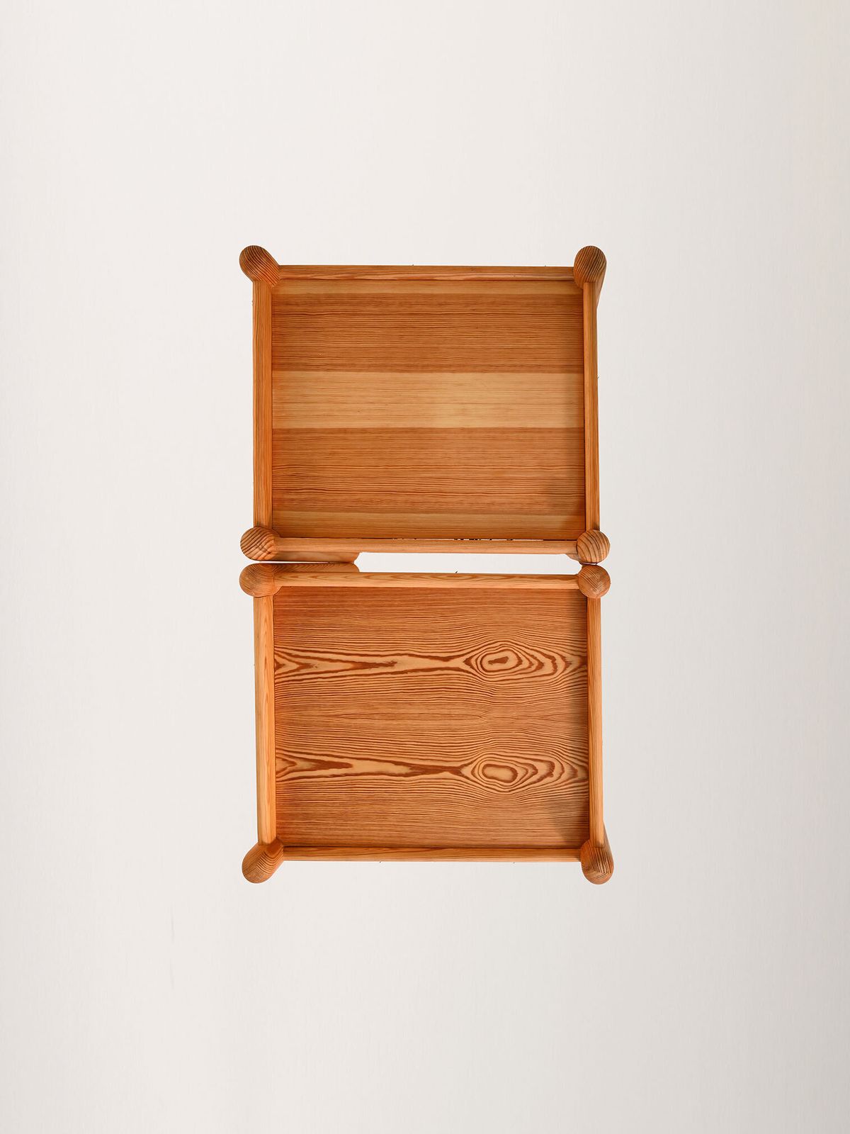 photo furniture Paar massief grenen bijzettafels, Scandinavië, jaren 1970