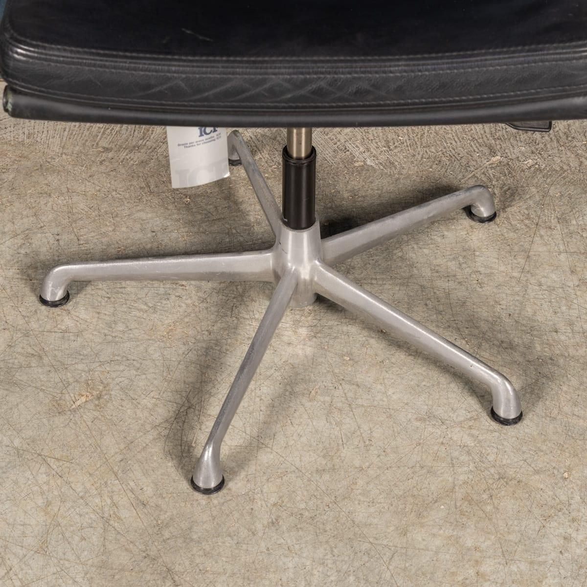 photo furniture Vintage 20thc Ea217 Chair In Black Leather By Charles & Ray Eames For Icf