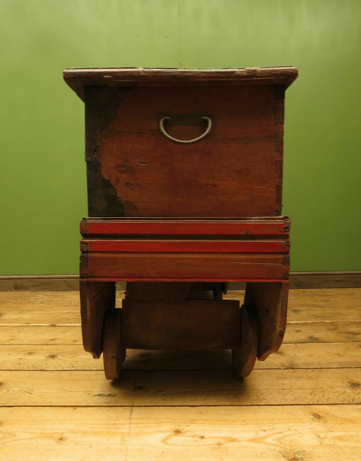 photo vintage Large Antique Indonesian Marriage Dowry Chest On Wheels