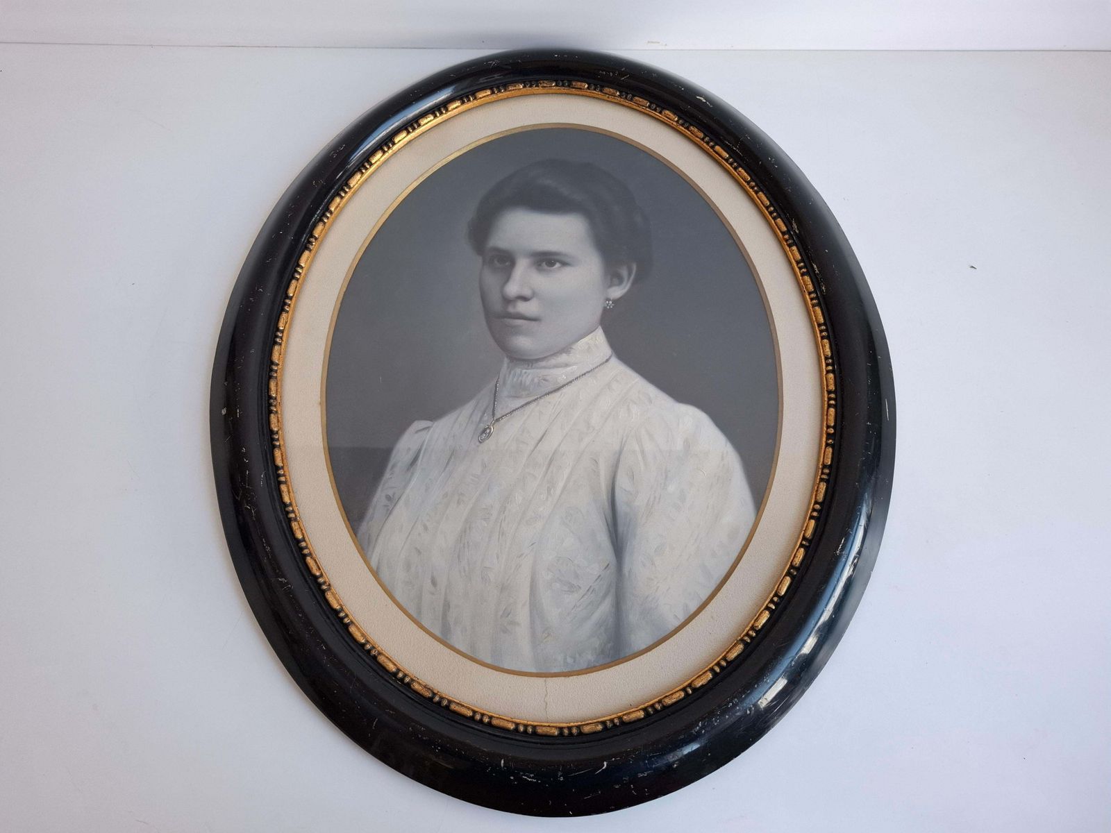 Antiek Tsjechisch ovaal portret van jonge vrouw in zwart en verguld lijst photo furniture