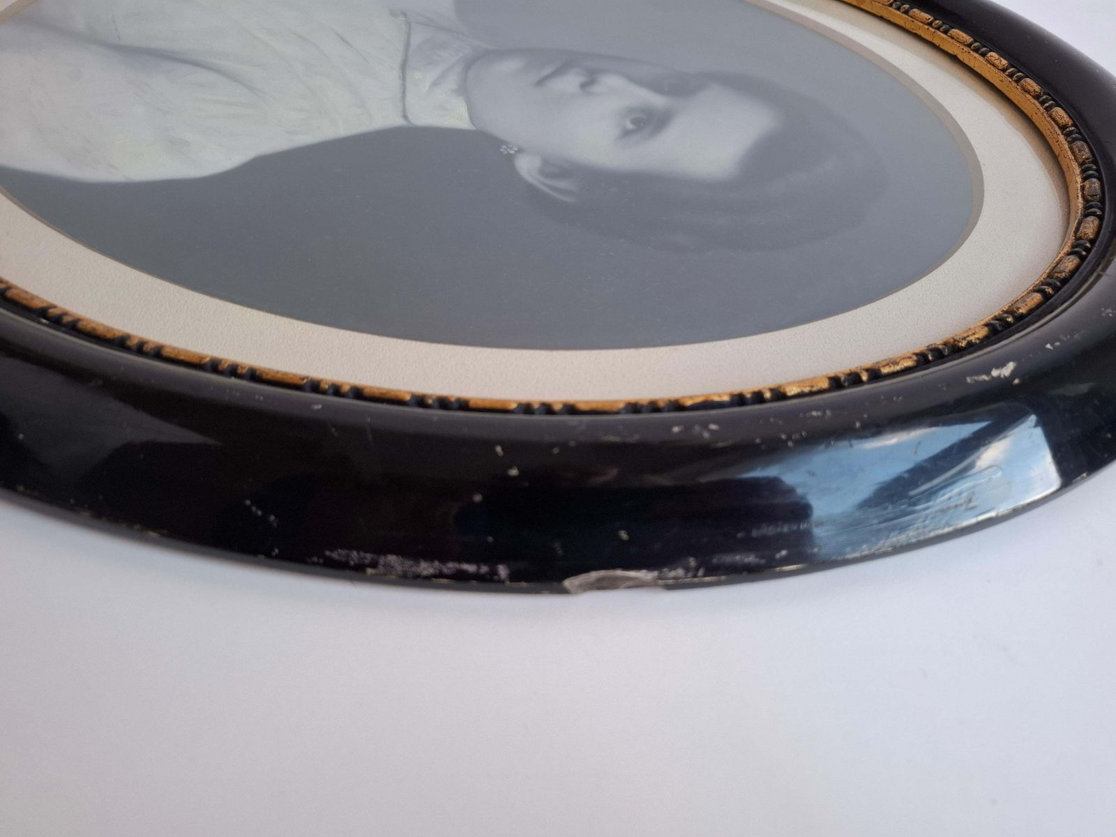 Kunst Antiek Tsjechisch ovaal portret van jonge vrouw in zwart en verguld lijst photo