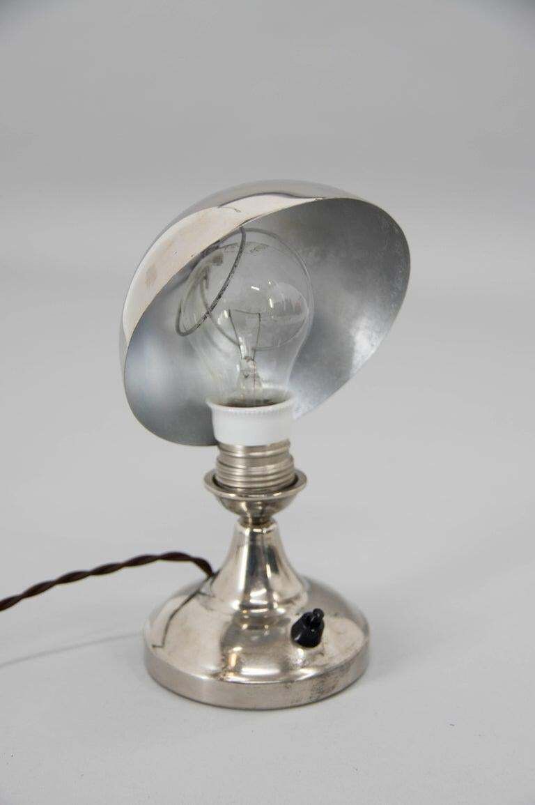 Art Deco Vernikkeld Klein Tafellampje met Verstelbare Koepelkap, jaren 1930 photo Verlichting