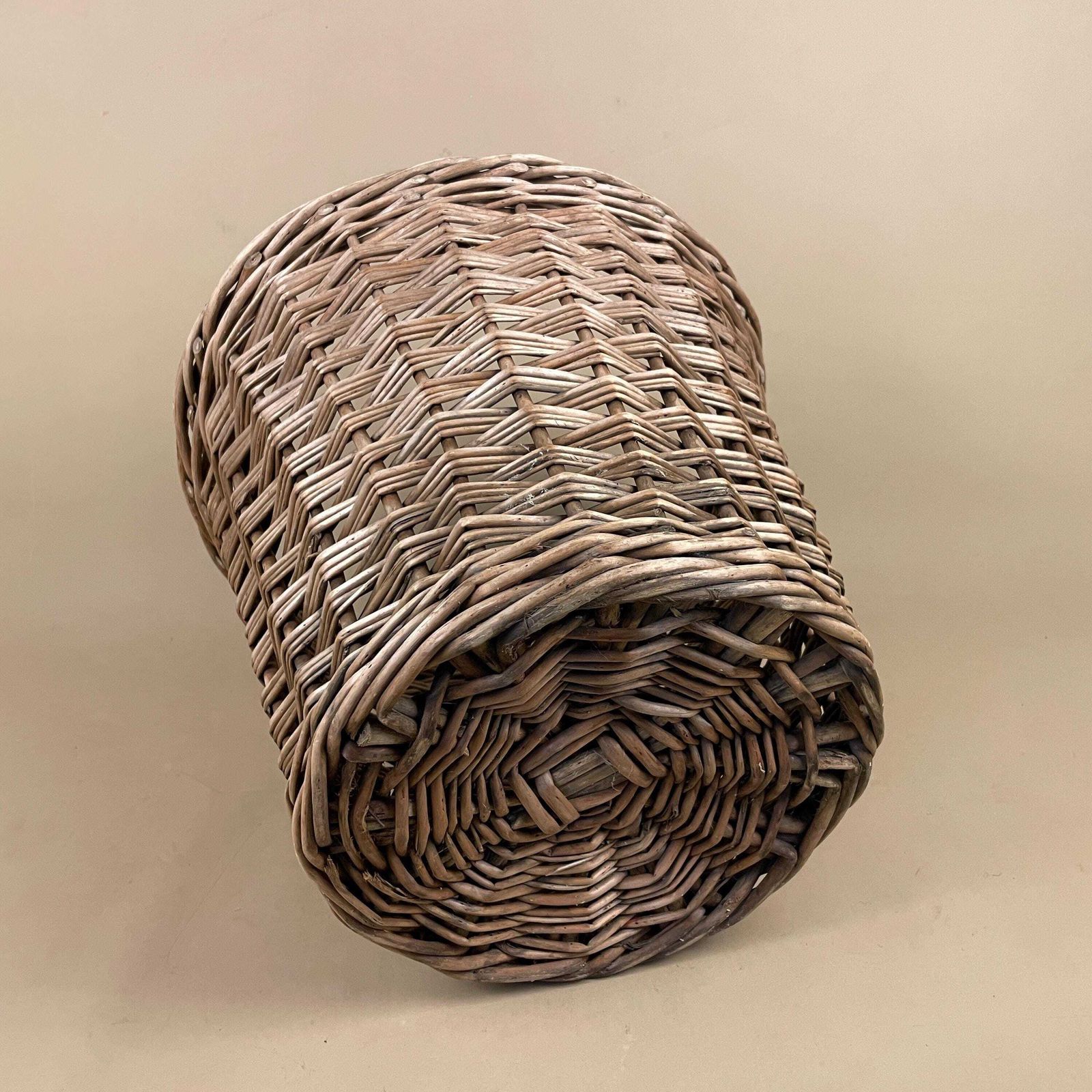 photo furniture Vintage Wicker Paper Bin Basket Round Willow Waste Rustic Farmhouse Decor Plant Pot Basket