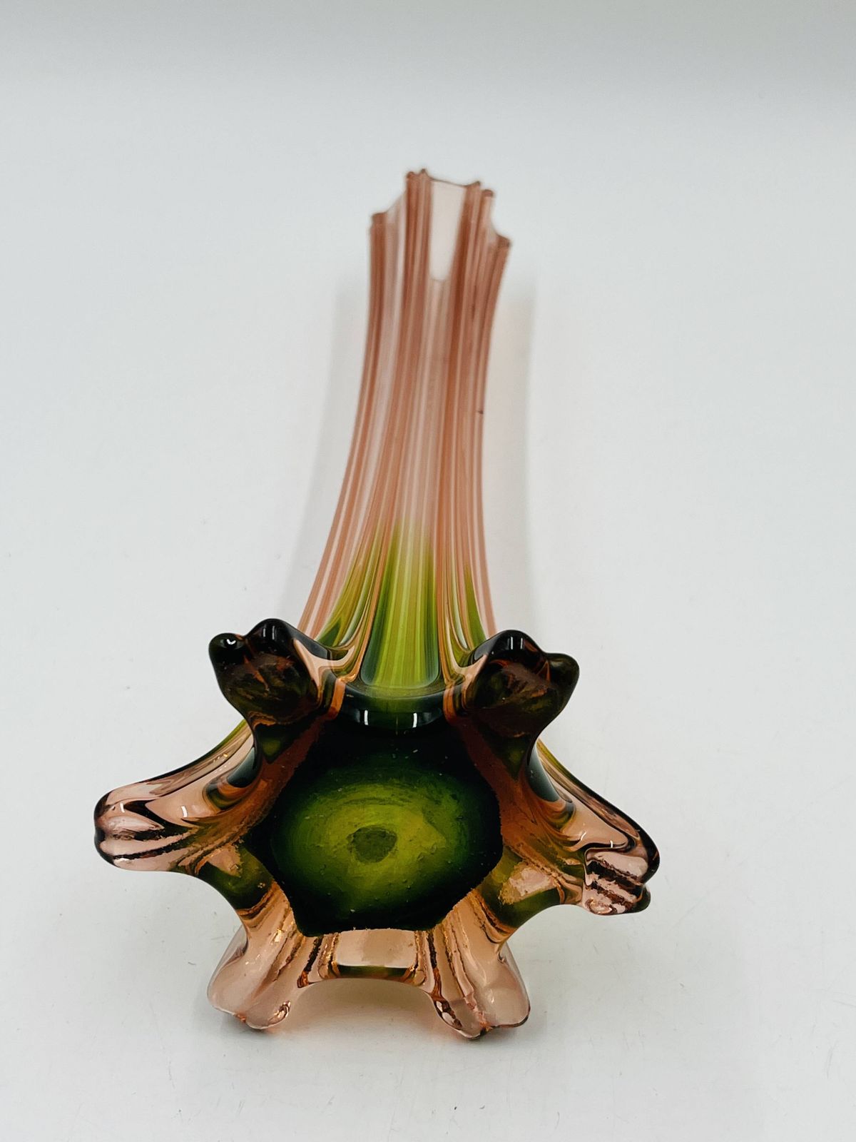 Paar vintage glazen soliflores in roze en groen. photo buy