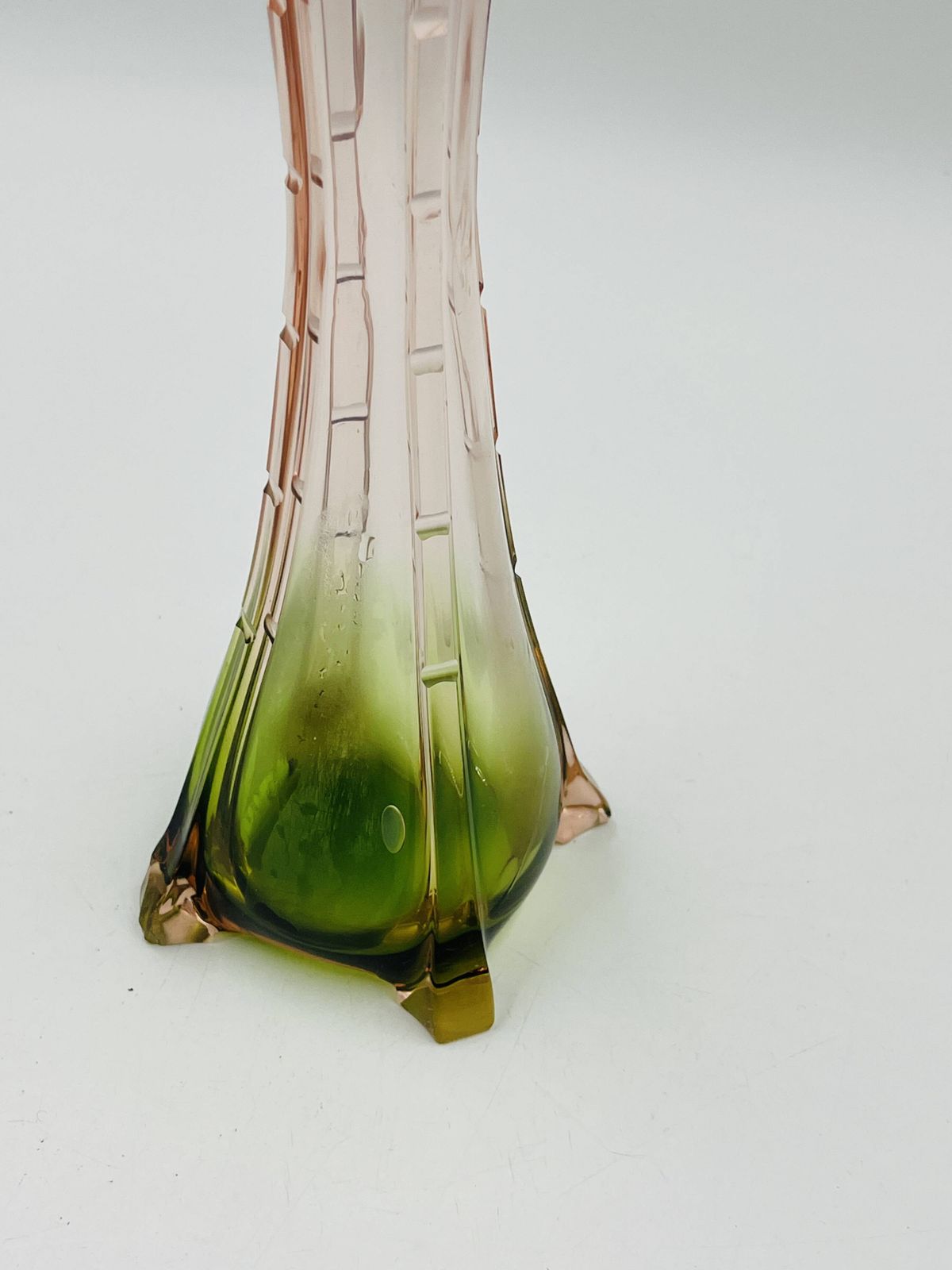 photo for sale Paar vintage glazen soliflores in roze en groen.