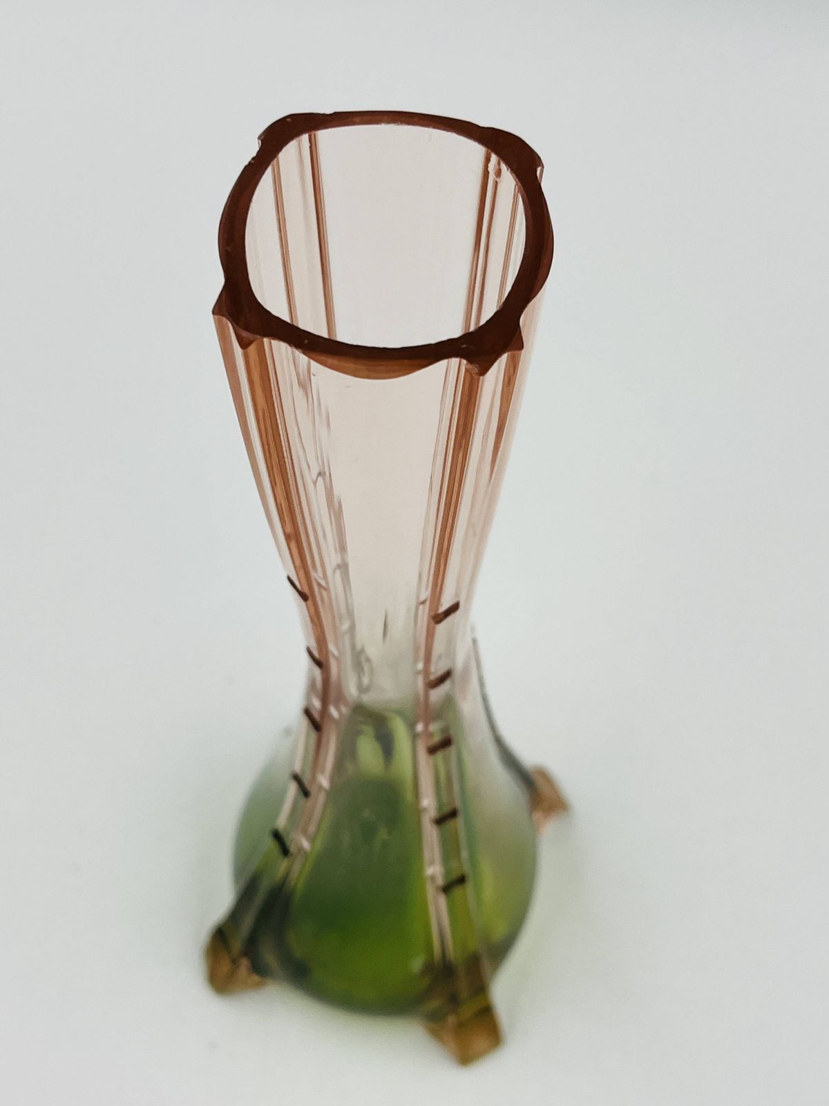 Woonaccessoires Paar vintage glazen soliflores in roze en groen. photo