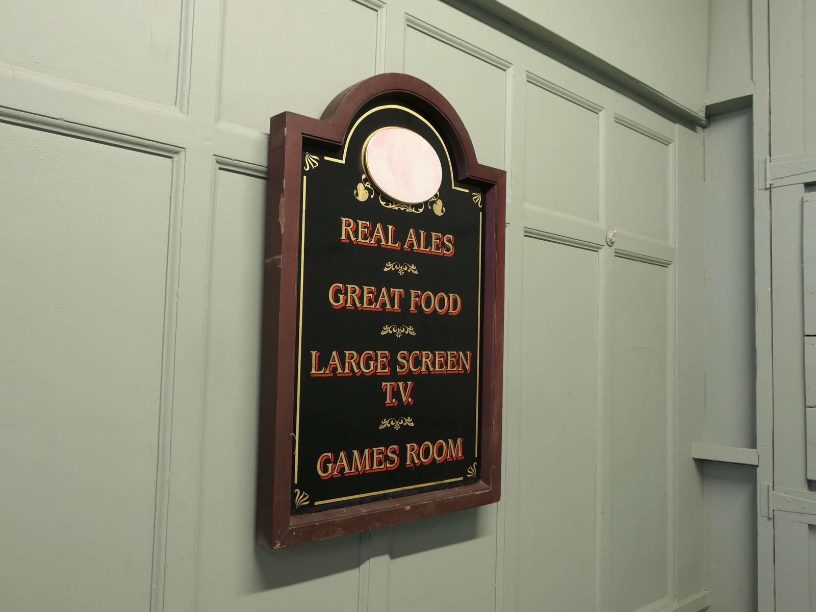 Pub Restaurant Traditional Greeting Sign, Welcome Board The Greeting Board. photo 780.0