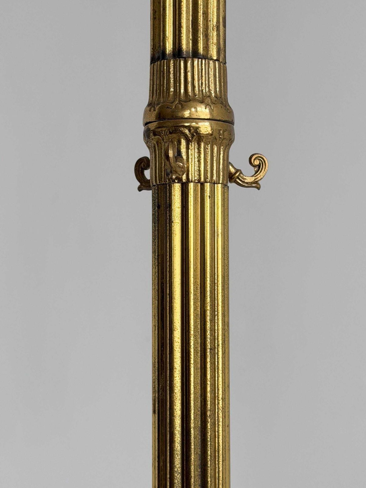 1171.0 Vintage Italiaanse gouden kapstok met draaiende kroon, sierlijke halsboom, jaren 1960 photo