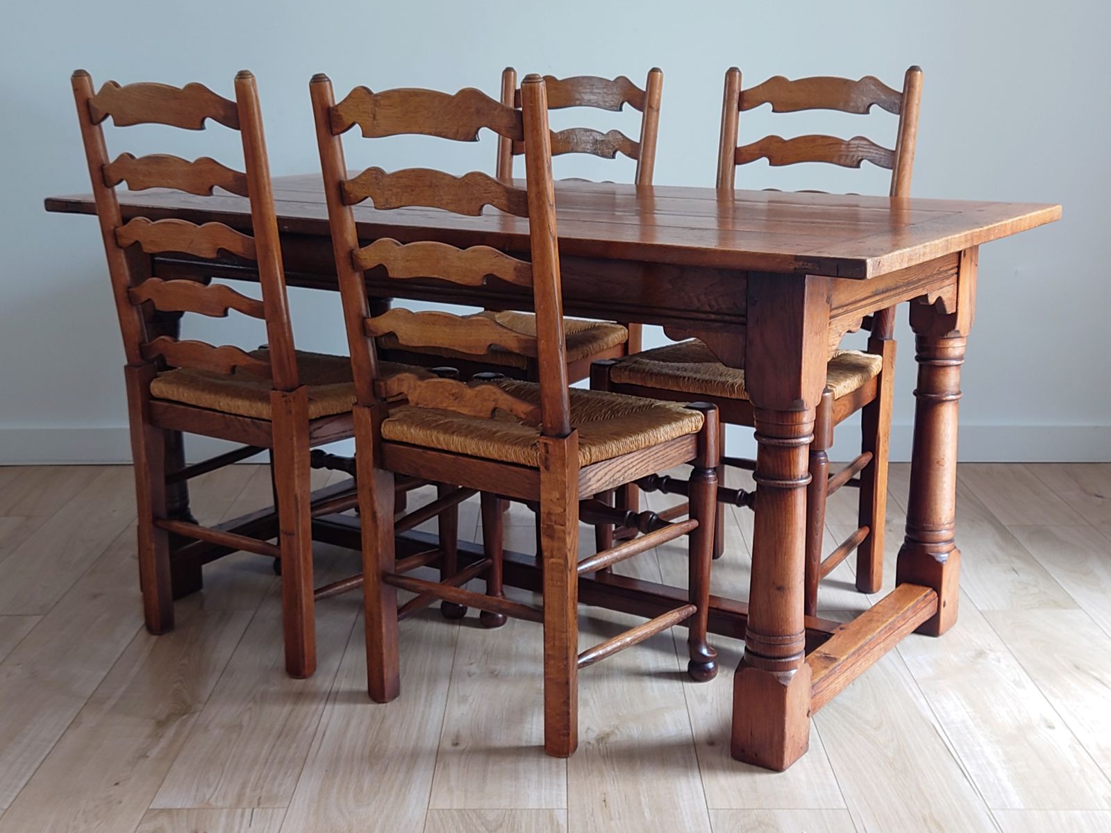 photo vinterior English Country Oak Dining Table And 4 Rush Seated Ladderback Chairs