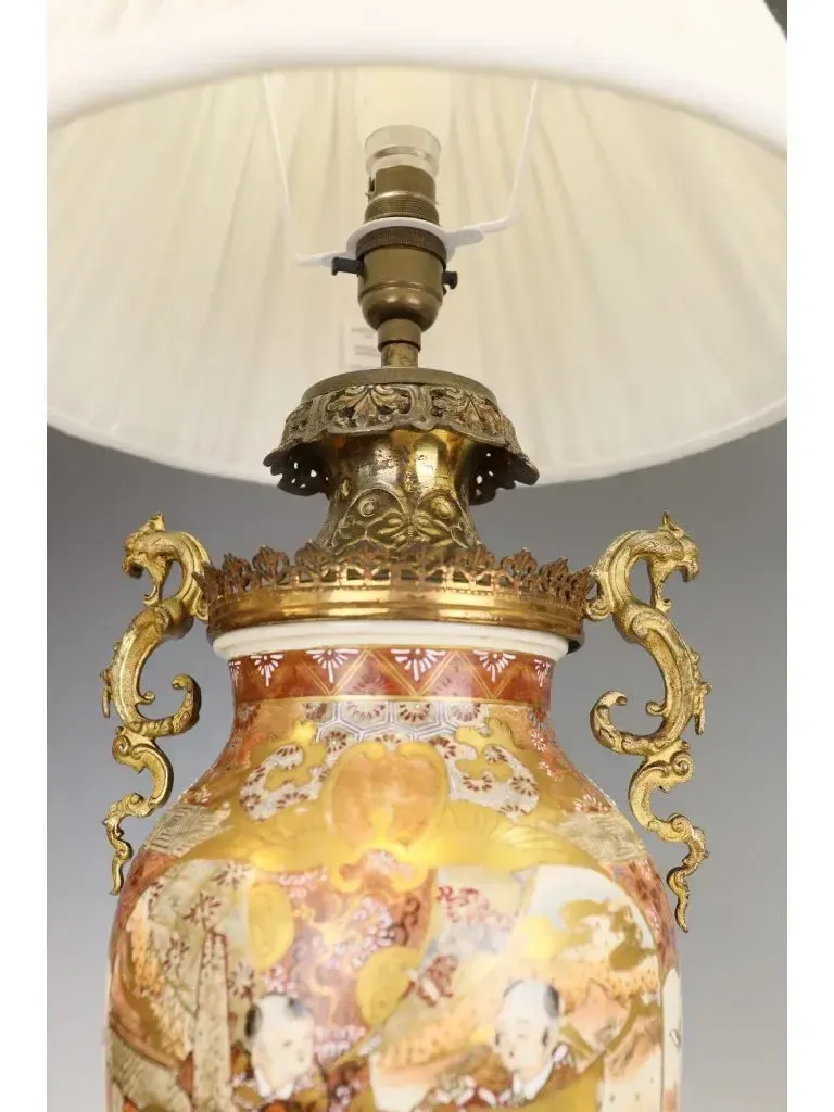 photo vinterior Pair Of Large 19th Century Japanese Satsuma Table Lamps – Grand Gilt Bronze Ormolu Mounts