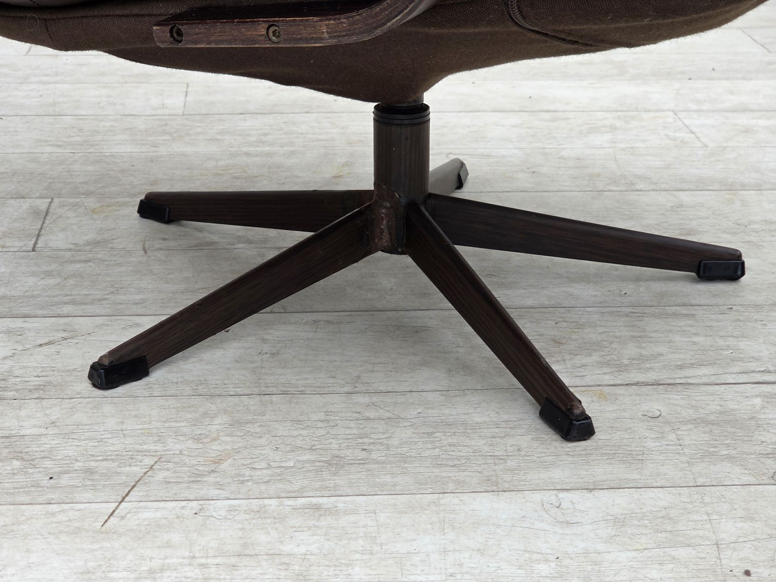 Ca. jaren 1970, Scandinavische draaifauteuil, patchwork meubelleer. photo Meubels