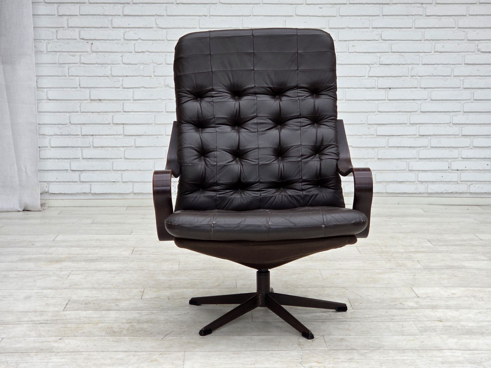 Ca. jaren 1970, Scandinavische draaifauteuil, patchwork meubelleer. photo buy