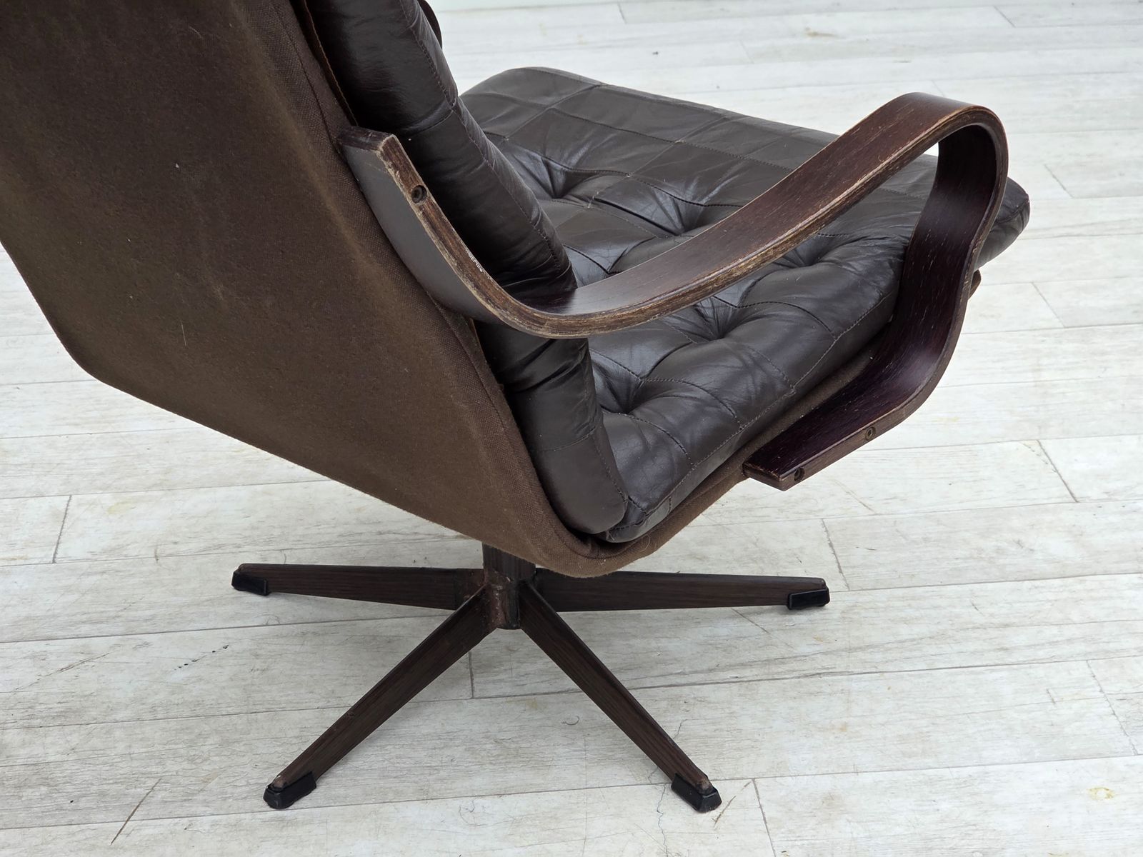 Meubels Ca. jaren 1970, Scandinavische draaifauteuil, patchwork meubelleer. photo