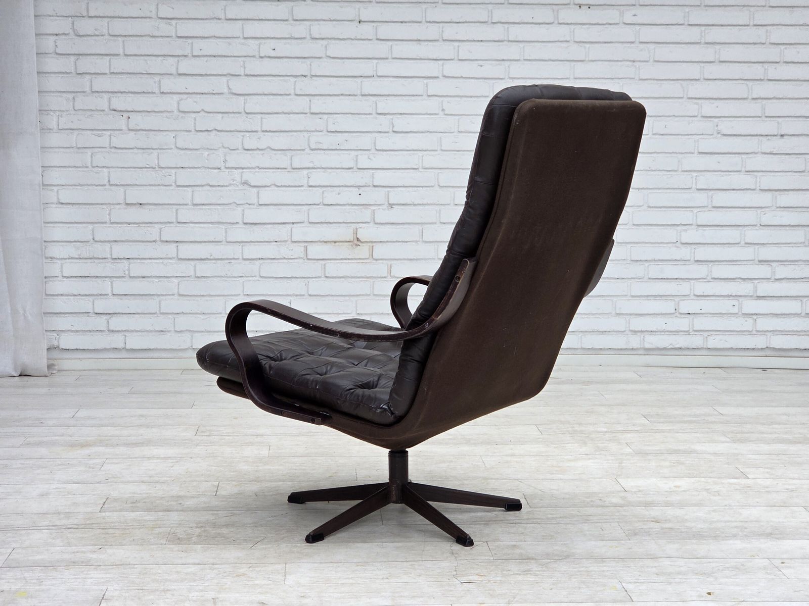 photo buy Ca. jaren 1970, Scandinavische draaifauteuil, patchwork meubelleer.