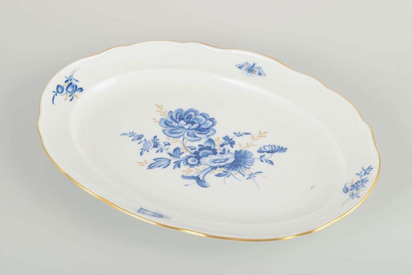 Meissen, Allemagne. Plat ovale en porcelaine à motifs floraux bleus. Début du XXe siècle. photo furniture