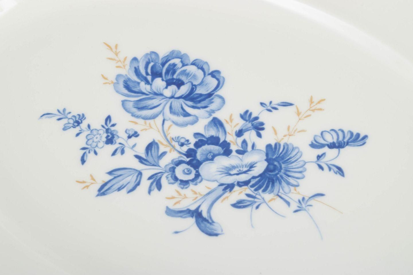 Meissen, Allemagne. Plat ovale en porcelaine à motifs floraux bleus. Début du XXe siècle. photo for sale