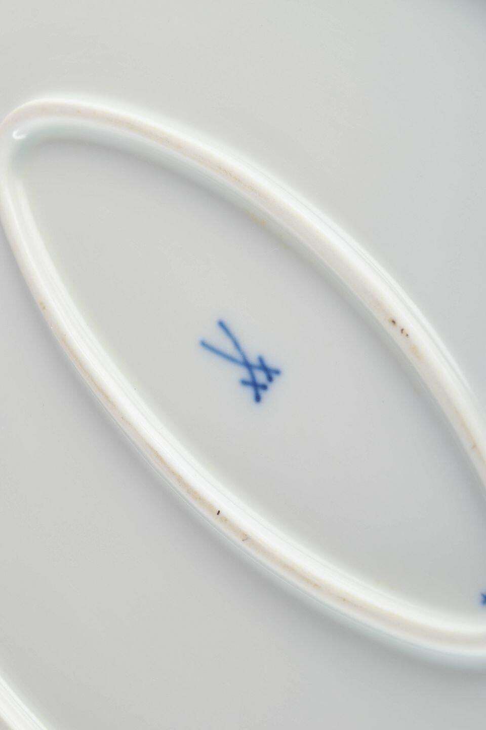 Meissen, Allemagne. Plat ovale en porcelaine à motifs floraux bleus. Début du XXe siècle. photo Décoration