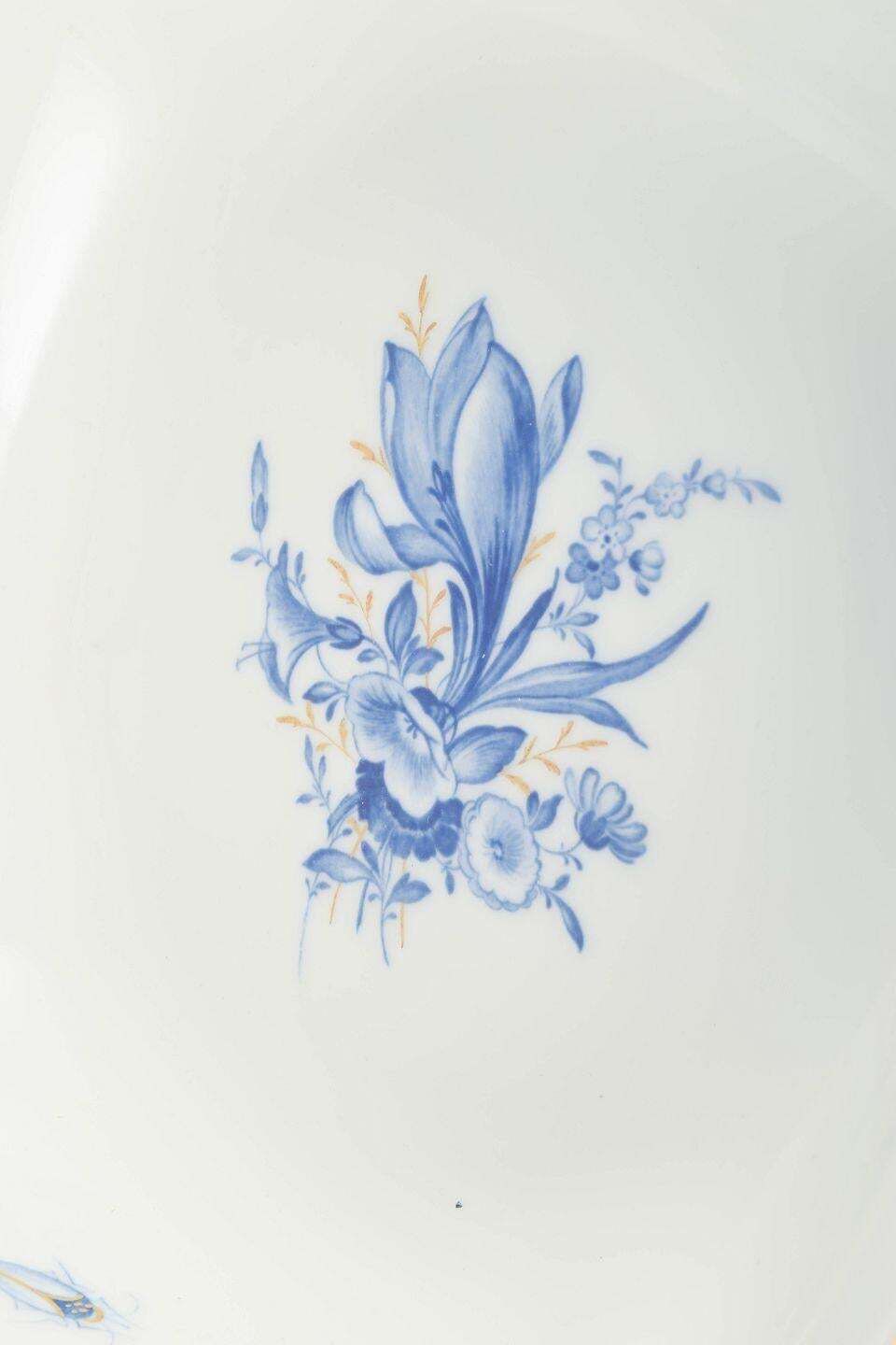 Meissen, Duitsland. Vierkante porseleinen schaal met blauwe bloemenmotieven en vergulde rand. photo for sale