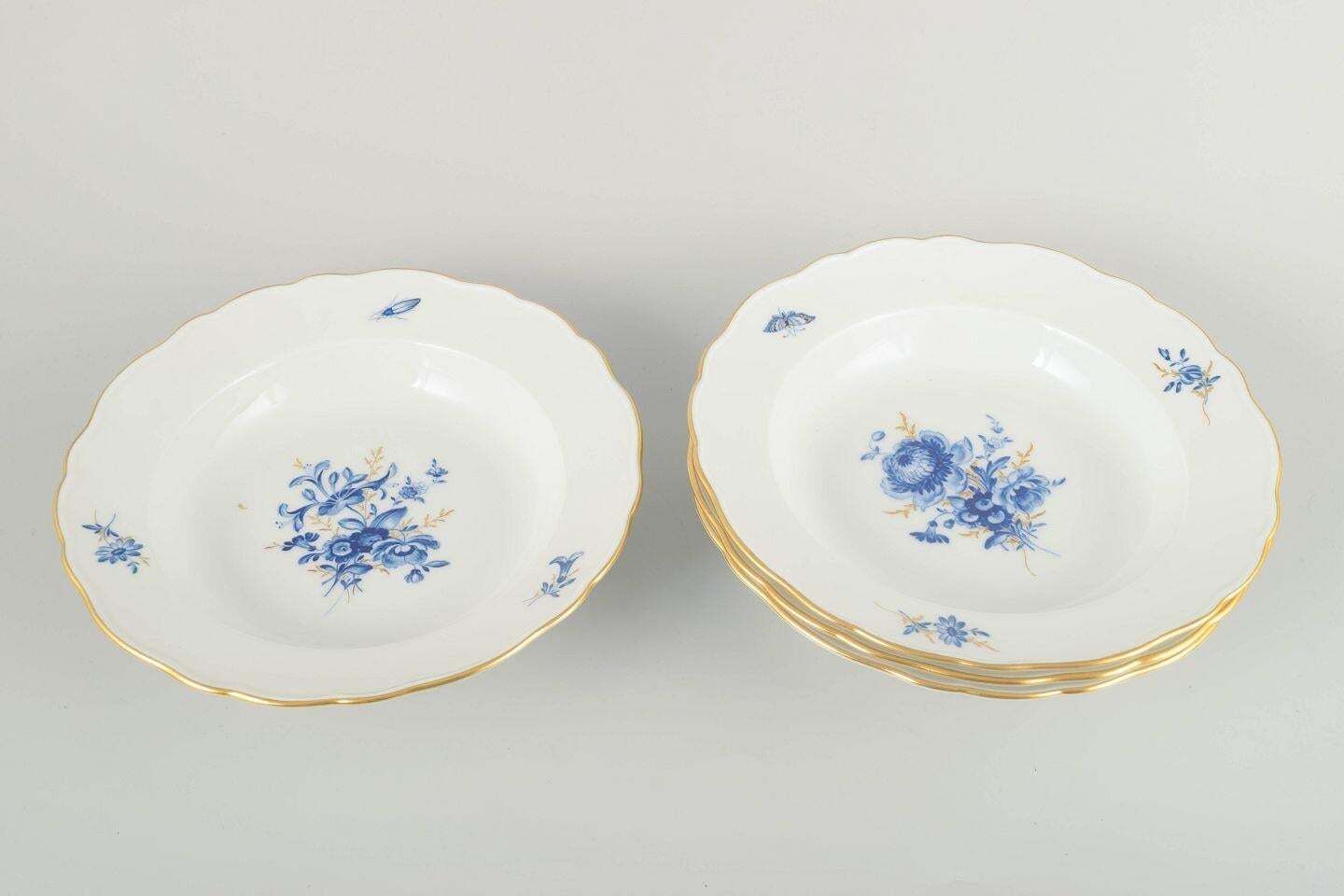 Meissen, Duitsland. Vier Diepe Porseleinen Borden Met Bloemenmotieven. Begin 20e Eeuw. photo furniture