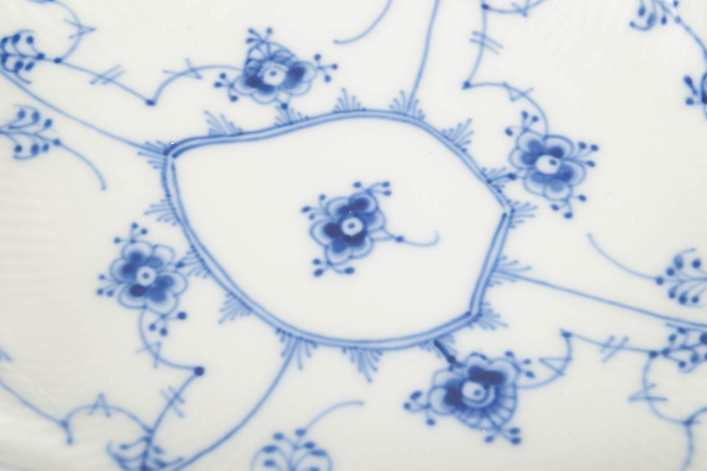 Royal Copenhagen. Blue Fluted Plain schaal in bladvorm. 1966. photo for sale