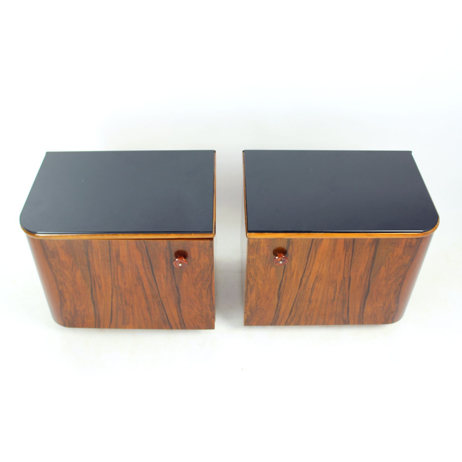photo furniture Paar art deco nachtkastjes in walnoot en zwart glas, Tsjecho-Slowakije, jaren 1940